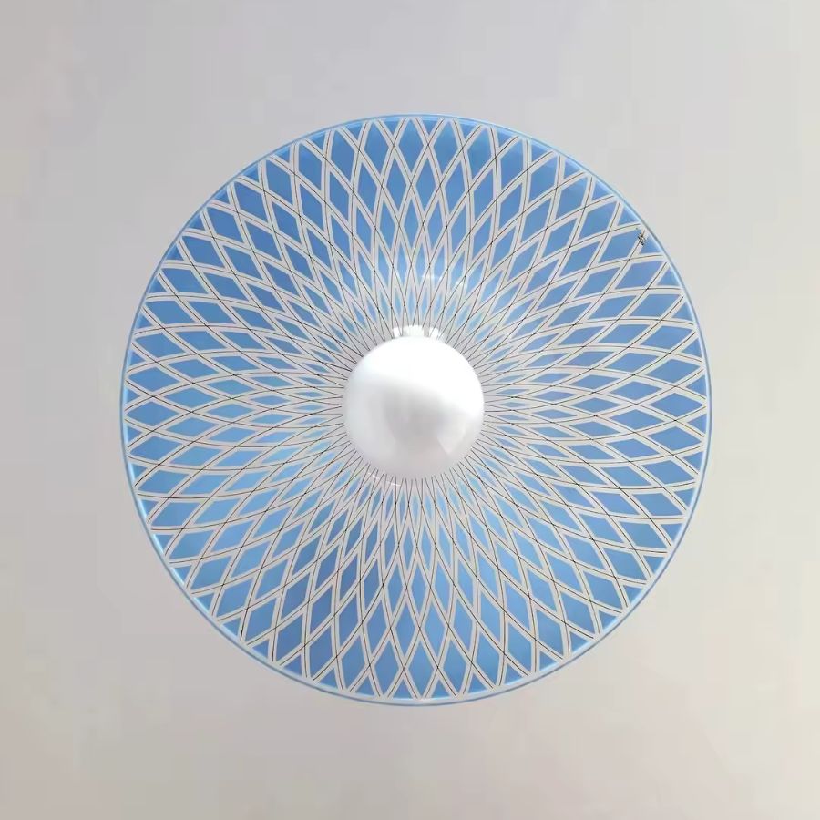 Vue du dessous sur le motif géométrique bleu de cette suspension corolle en acrylique au design graphique et contemporain