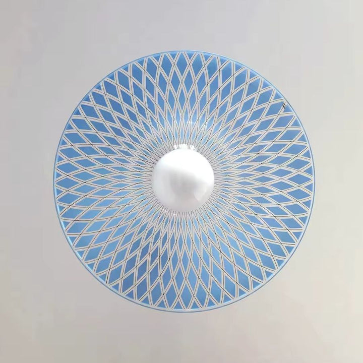 Vue du dessous sur le motif géométrique bleu de cette suspension corolle en acrylique au design graphique et contemporain