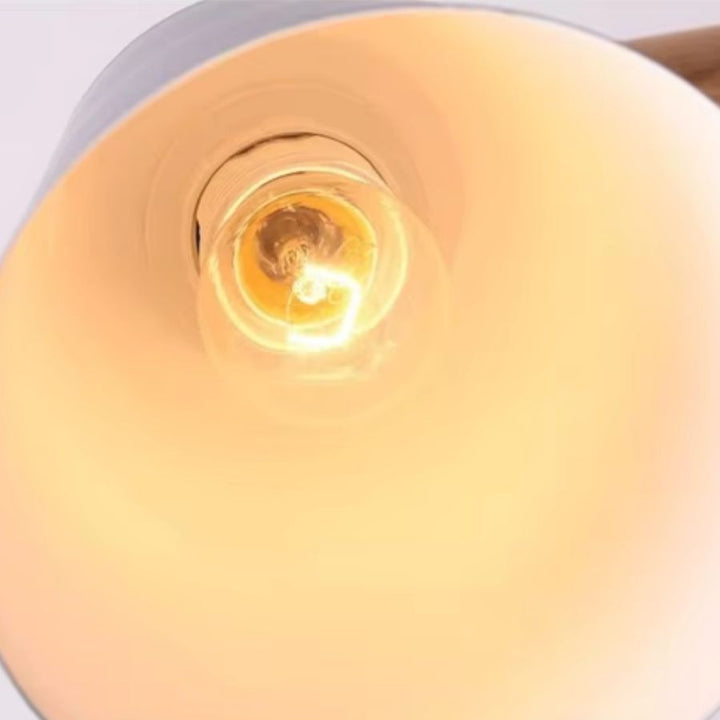 Vue intérieure d’un abat-jour du lustre bois scandinave, diffusant une lumière chaude au style nordique chaleureux