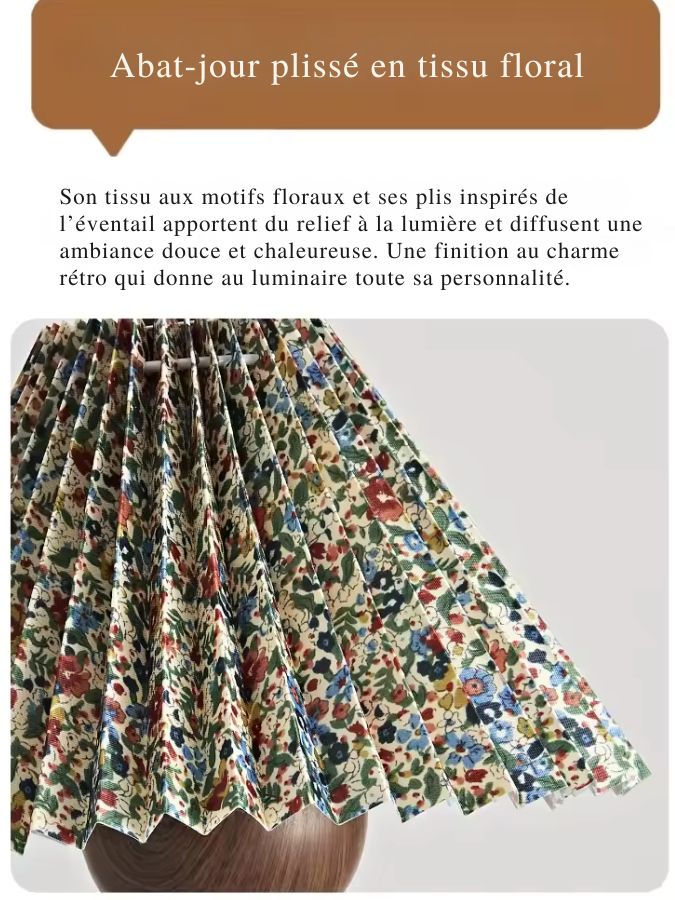 Gros plan sur l’abat-jour plissé en tissu floral multicolore de la suspension, au charme rétro et décoratif