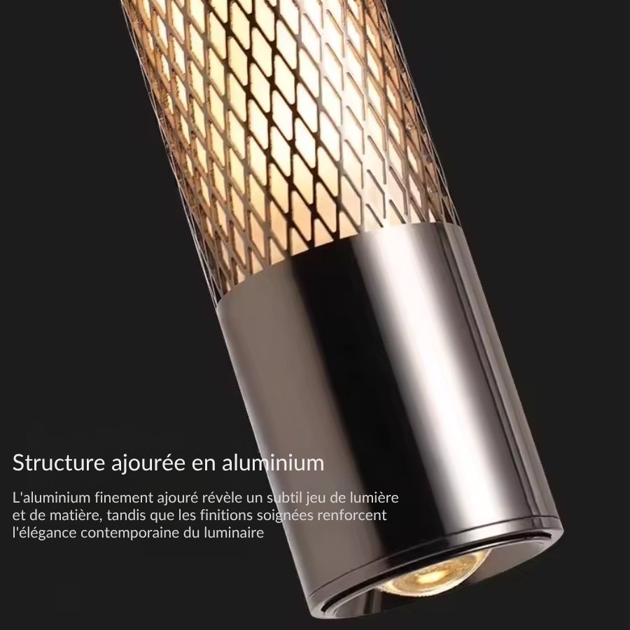 Gros plan sur la structure ajourée en aluminium du luminaire, soulignée par une lumière chaude et un design contemporain et italien