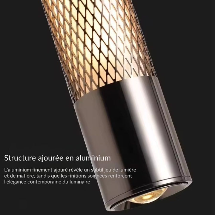 Gros plan sur la structure ajourée en aluminium du luminaire, soulignée par une lumière chaude et un design contemporain et italien