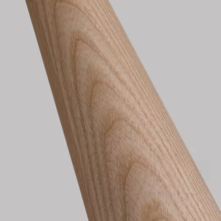 Gros plan sur le bois clair de la suspension conique, révélant un veinage naturel au style chaleureux et raffiné