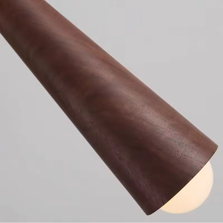 Détail du corps conique en noyer foncé avec source LED, au rendu naturel, sobre et contemporain
