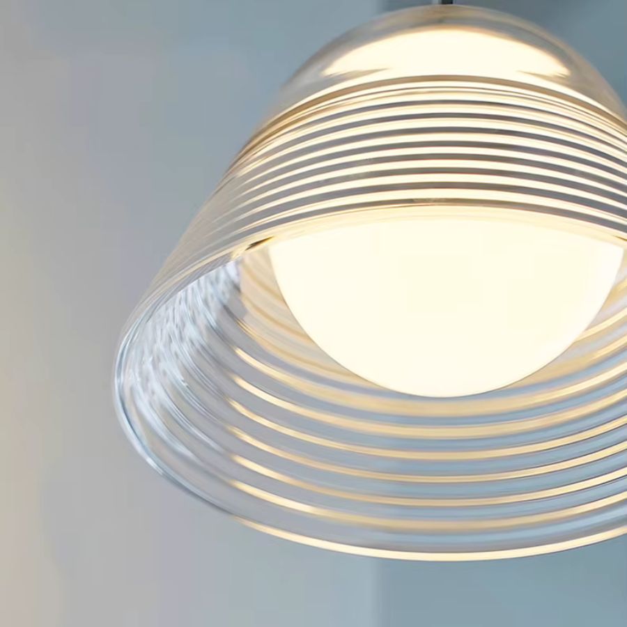 Vue sous la cloche en verre soufflé strié, révélant le globe opalin et une lumière douce au charme rétro