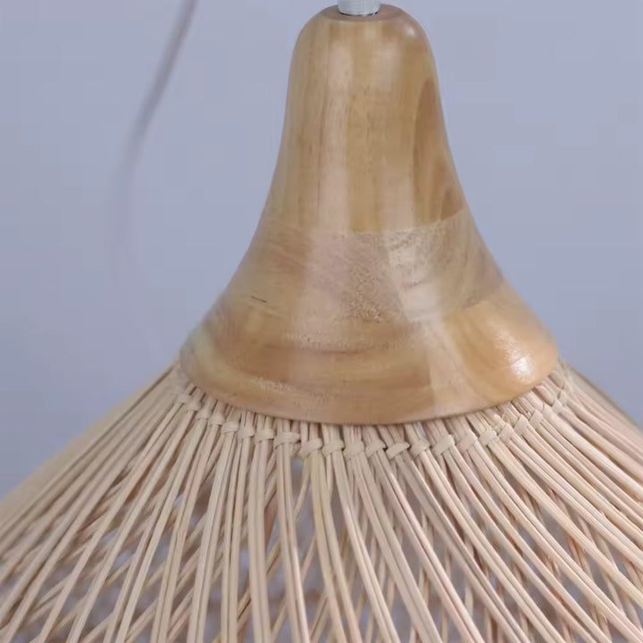 Gros plan sur le col en bois et le tressage en rotin naturel, aux accents artisanaux, bohèmes et organiques