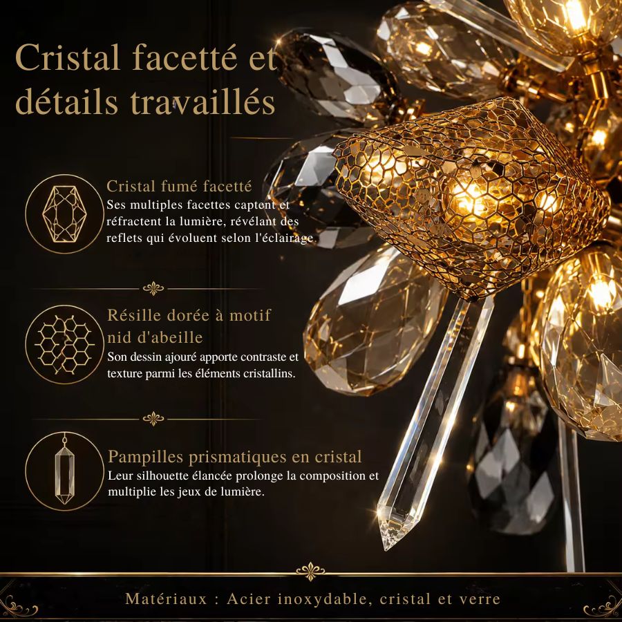 Gros plan sur le cristal fumé facetté, les pampilles prismatiques et la résille dorée de ce lustre sculptural luxueux.