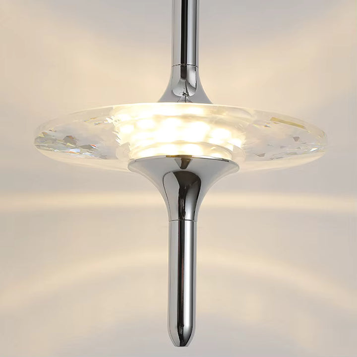 Détail du cristal K9 facetté et du métal chromé d’une suspension étoile au style design, élégant et futuriste