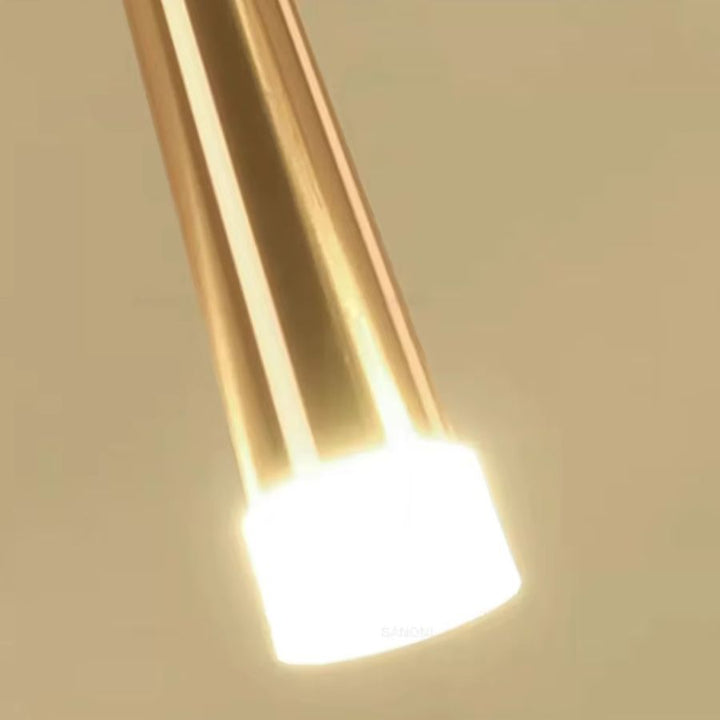 Détail du diffuseur lumineux inférieur d’un luminaire aiguille LED doré au design fin et contemporain