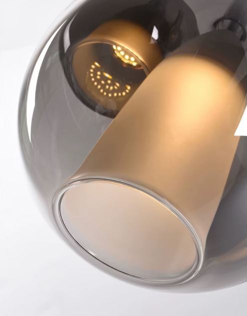 Détail de suspension en verre fumé gris avec diffuseur satiné, esprit moderniste et élégant.