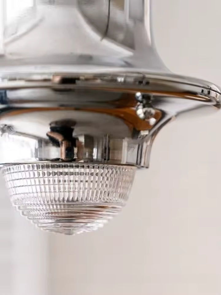 Détail du diffuseur en verre strié sous le corps en métal chromé, révélant une finition rétro soignée