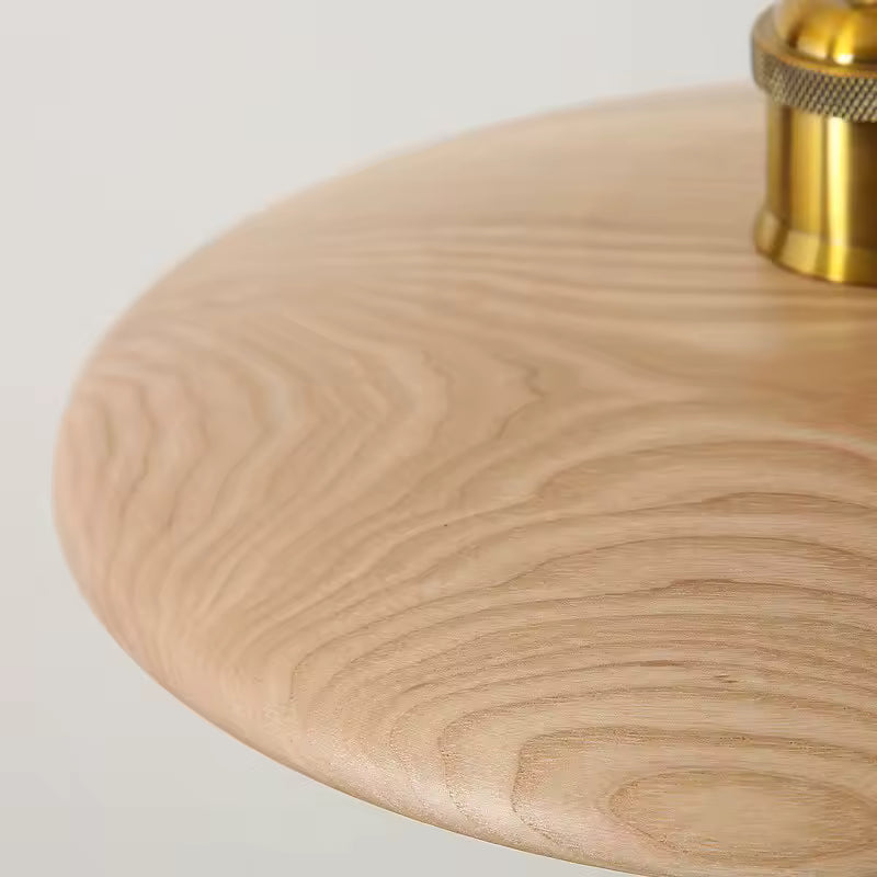 Veinage naturel du bois clair et finition dorée soulignent le style japandi, sobre et raffiné de cette suspension