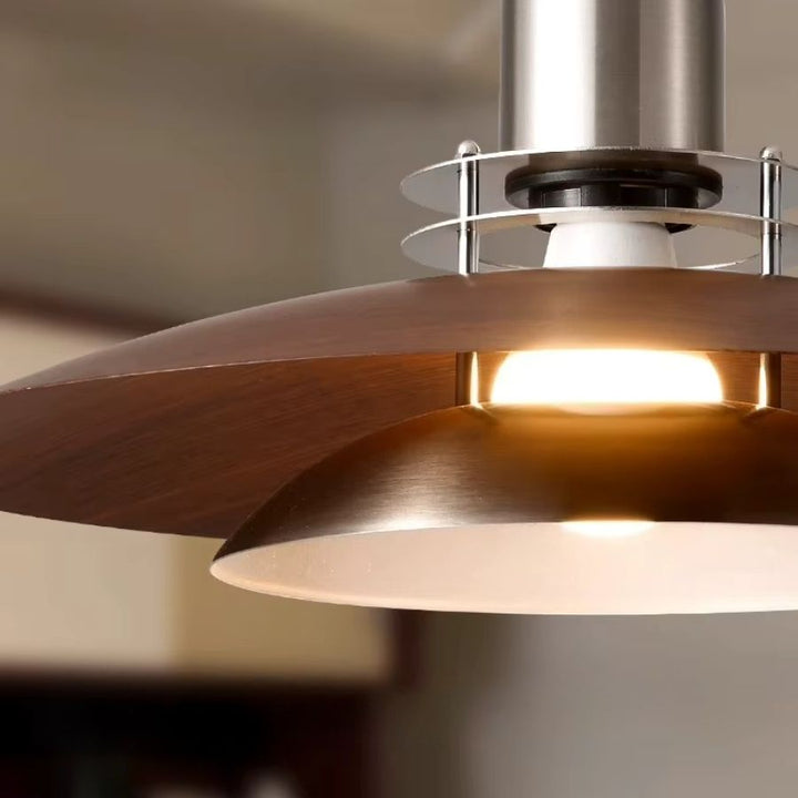 Gros plan sur le double réflecteur en métal effet noyer et satiné, diffusant une lumière chaude au style rétro.