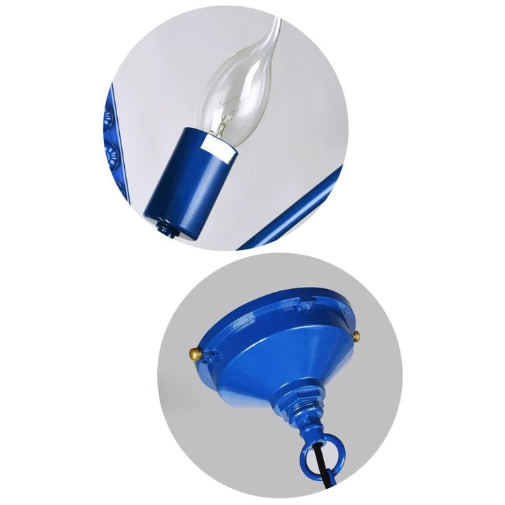 Détail de la douille et de la rosace bleues d’un lustre roue, avec finition métal au style industriel rétro