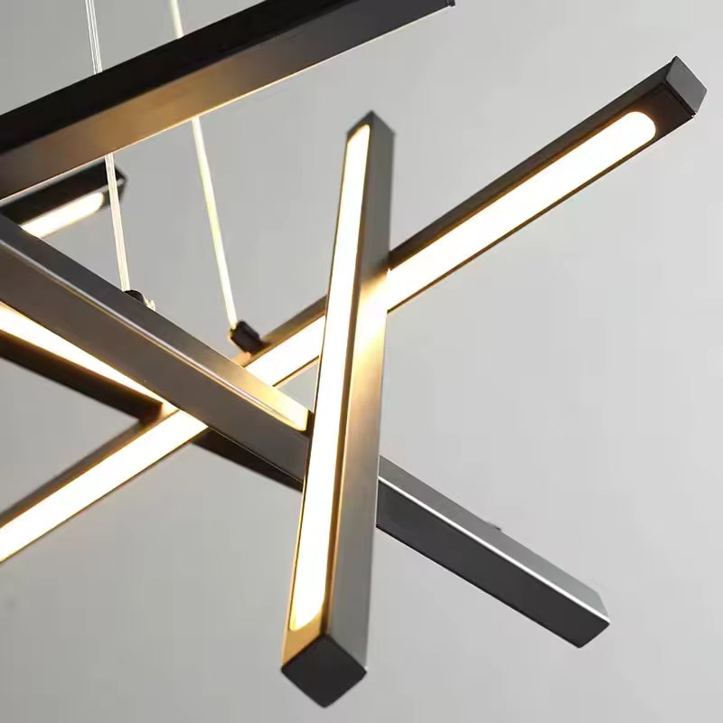 Vue rapprochée des barres LED lumineuses d'un lustre noir au style architectural, révélant ses lignes croisées et épurées.