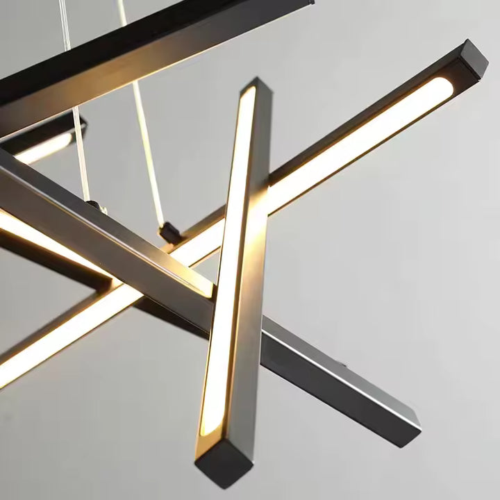 Vue rapprochée des barres LED lumineuses d'un lustre noir au style architectural, révélant ses lignes croisées et épurées.