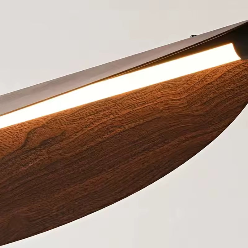 La lumière LED intégrée souligne la lame courbe effet bois et son design épuré aux lignes chaleureuses