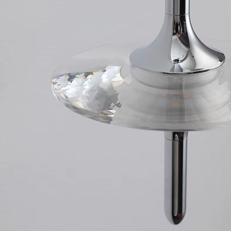 Vue rapprochée des facettes en cristal K9 et du métal chromé, soulignant le design précieux et contemporain de la suspension