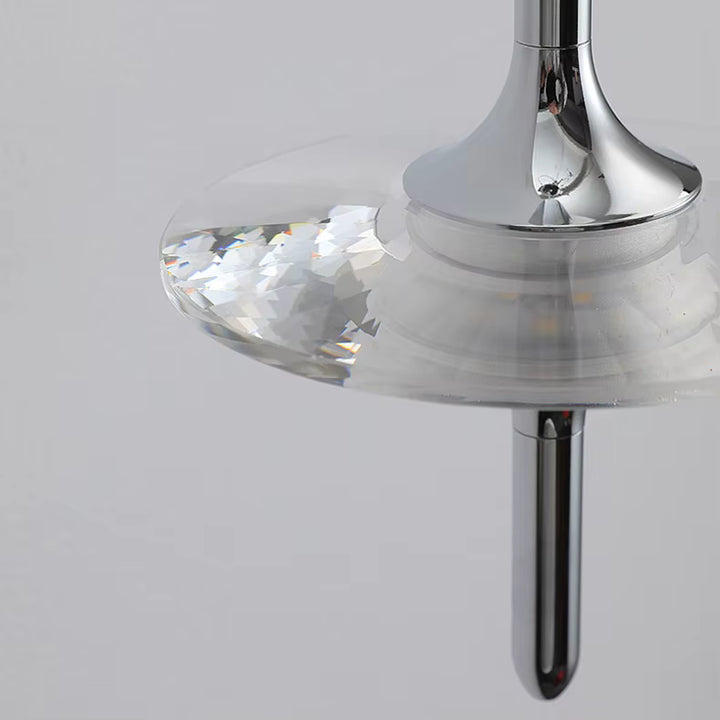 Vue rapprochée des facettes en cristal K9 et du métal chromé, soulignant le design précieux et contemporain de la suspension
