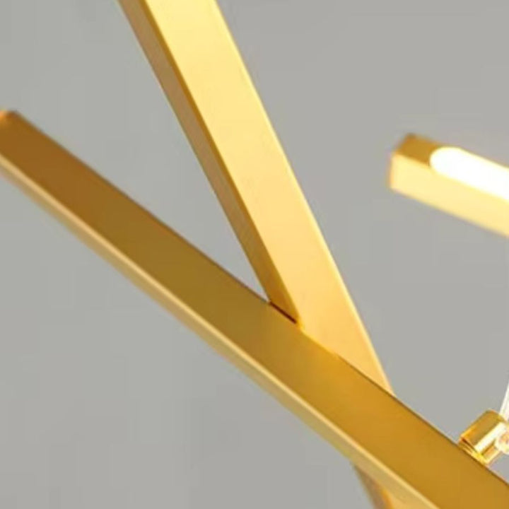 Zoom sur les finitions dorées et les jonctions angulaires d'un lustre sculptural à barres LED au design contemporain.