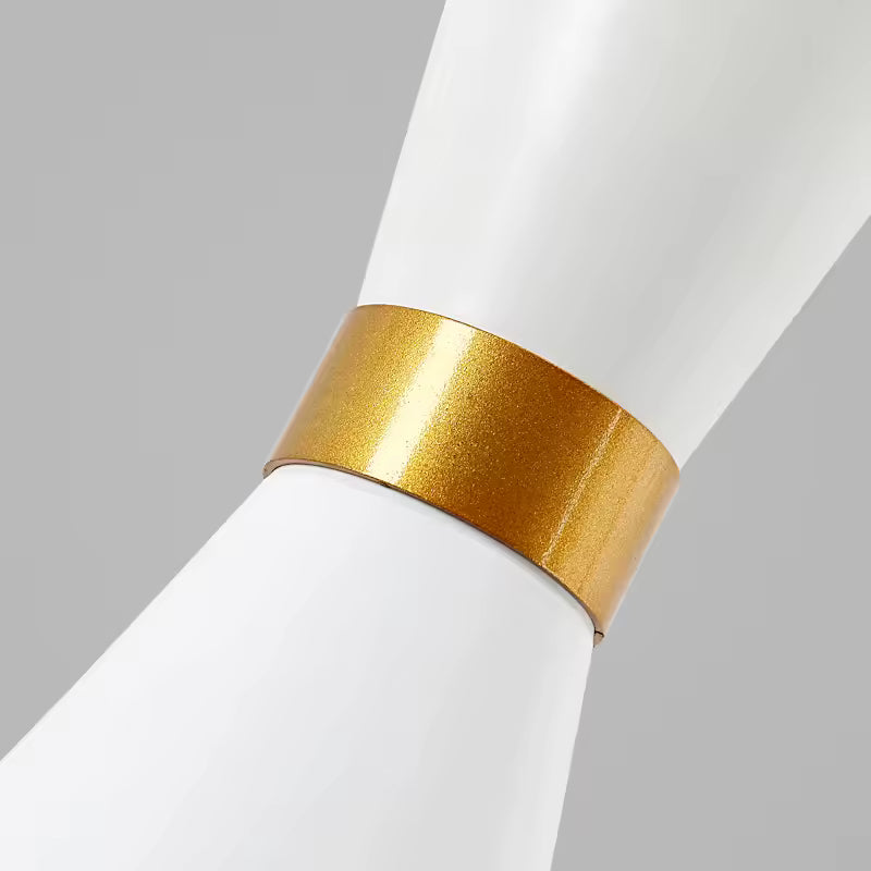 Gros plan sur la finition dorée d’une suspension sablier en métal blanc au style chic et contemporain