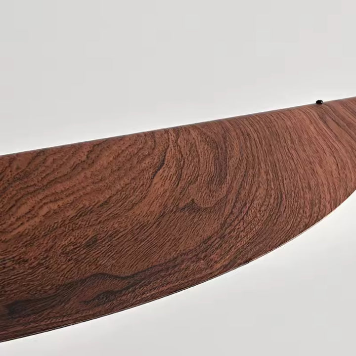 Gros plan sur la finition effet bois et son veinage marqué, soulignant le caractère chaleureux et design du luminaire