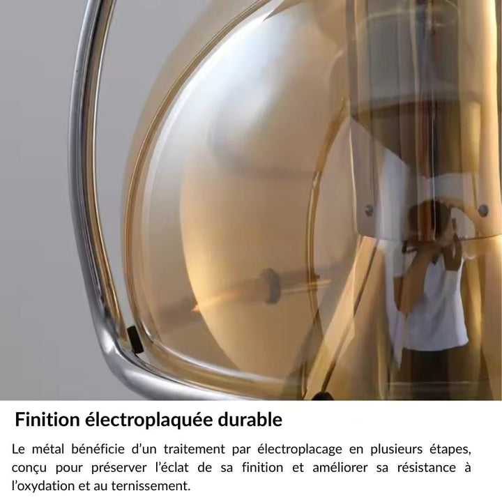 Détail de la finition chromée électroplaquée et du verre ambré, soulignant le design soigné de la suspension