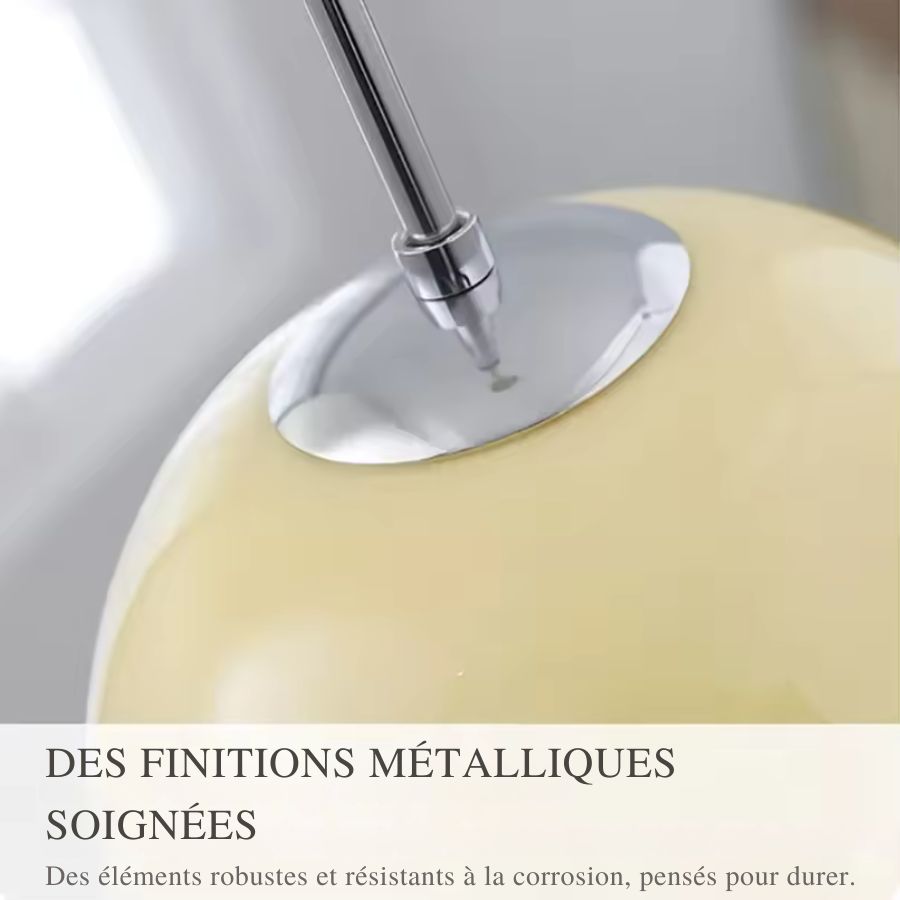 Détail de la finition métallique chromée d’une suspension design à dôme coloré et globe opalin