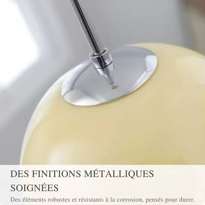 Détail de la finition métallique chromée d’une suspension design à dôme coloré et globe opalin