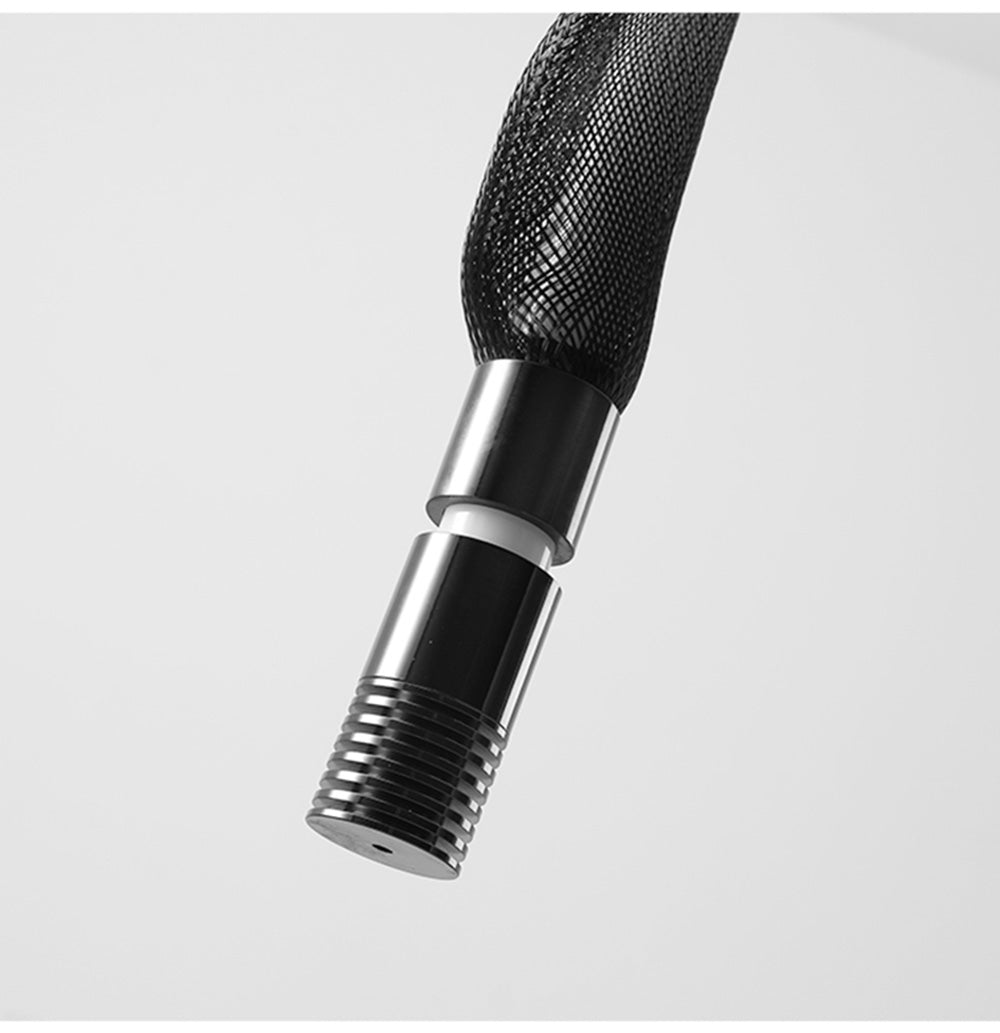 Détail de la fixation cylindrique en métal noir mat d'un luminaire suspendu LED.