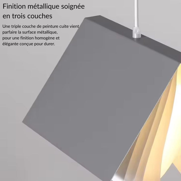 Détail de la finition métallique d’une suspension design en forme de livre ouvert, au rendu moderne et soigné