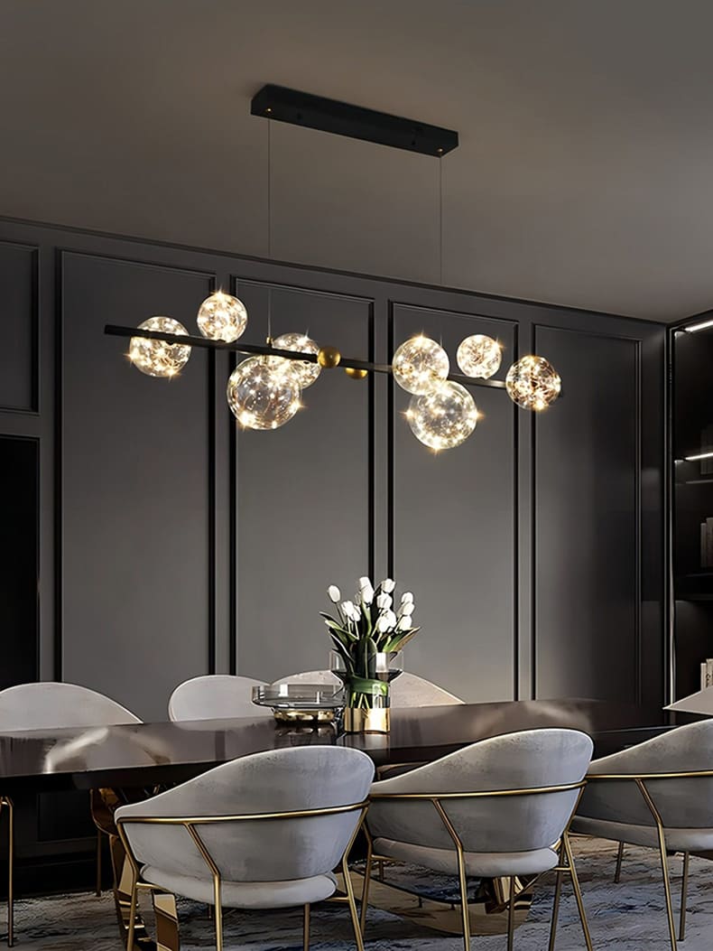 Gros plan sur l'agencement des sphères en verre et micro-LED de la suspension moderne