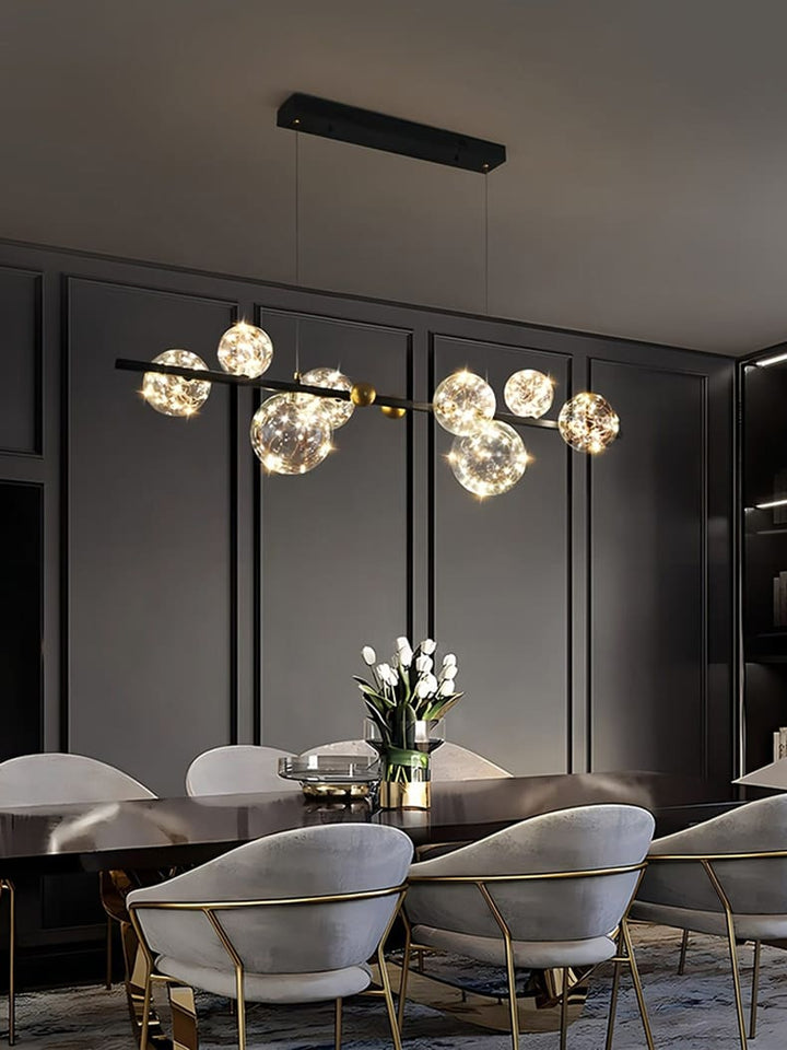 Gros plan sur l'agencement des sphères en verre et micro-LED de la suspension moderne