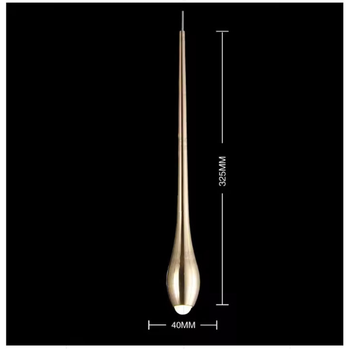 Détail d’une goutte lumineuse dorée de 32,5 cm, élément élancé d’un lustre cascade au design contemporain
