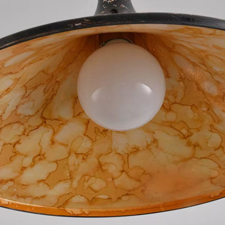 Vue intérieure du diffuseur ambré de la suspension corolle, avec motif marbré décoratif et lumière douce