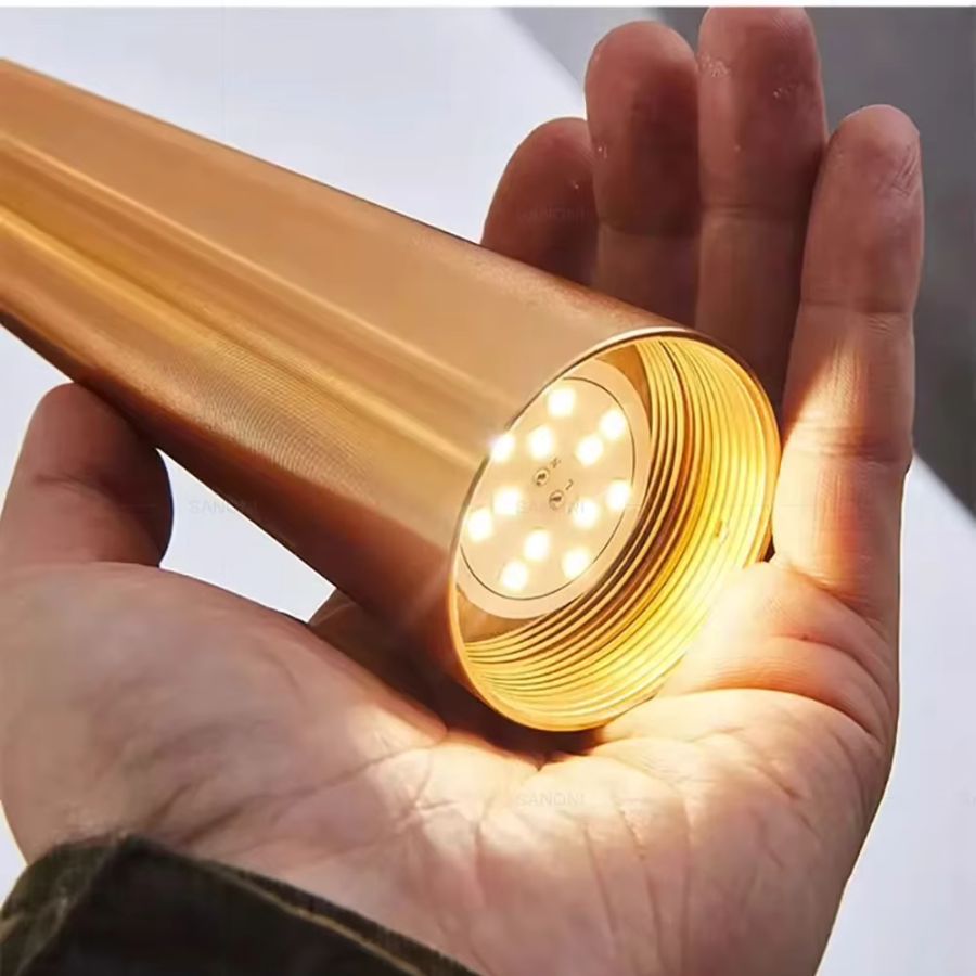 Gros plan sur l’éclairage LED inférieur d’une suspension aiguille dorée aux finitions métalliques raffinées