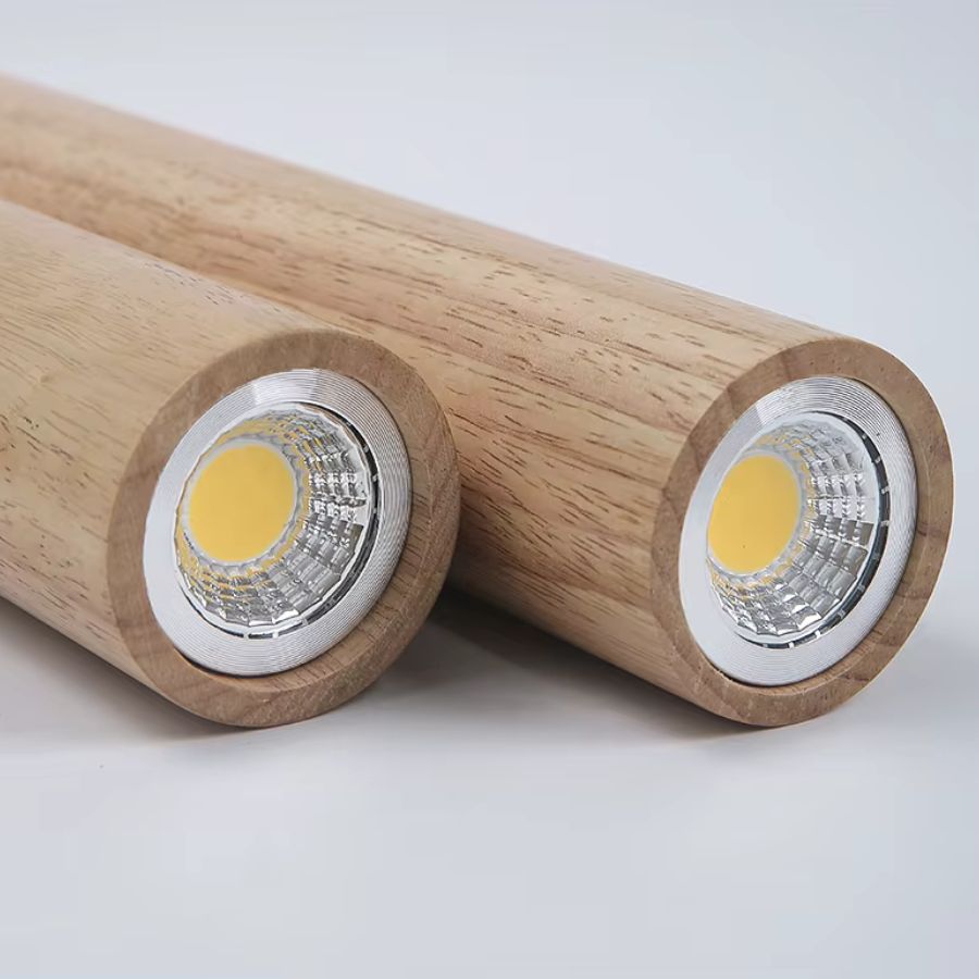 Gros plan sur les LED intégrées de suspensions en bois clair au style scandinave et naturel