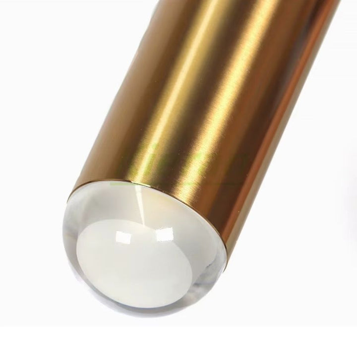 Gros plan sur le diffuseur en verre d’un luminaire doré allongé, avec finition satinée au design raffiné