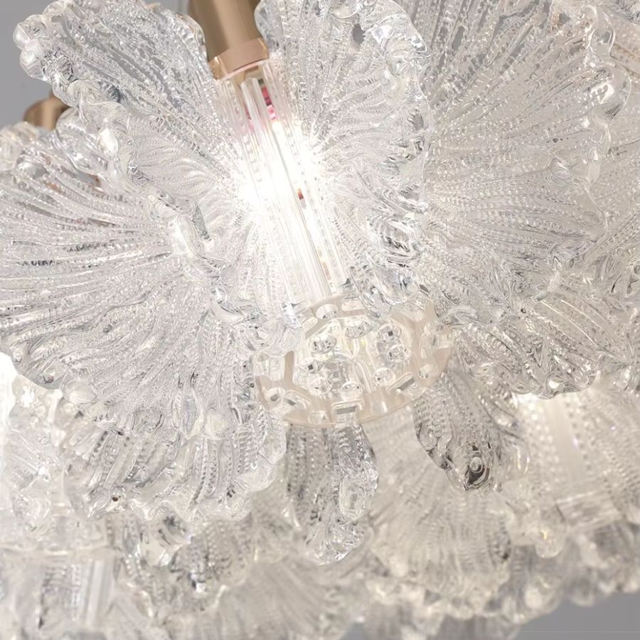 Vue rapprochée des pétales transparents finement texturés, illuminés au cœur d’un luminaire floral sculptural
