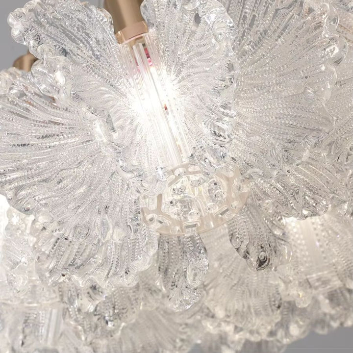 Vue rapprochée des pétales transparents finement texturés, illuminés au cœur d’un luminaire floral sculptural