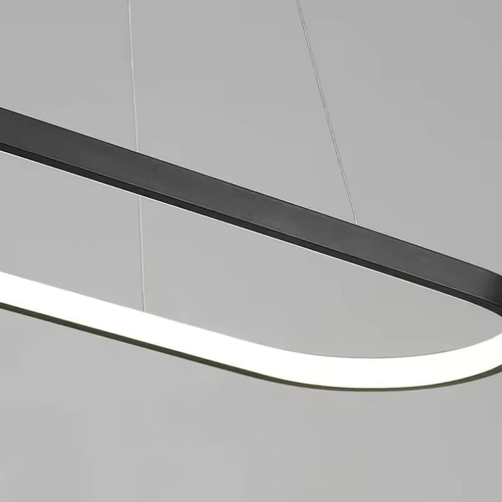 Profil rapproché du luminaire LED noir, avec bande lumineuse continue et courbes rectangulaires arrondies