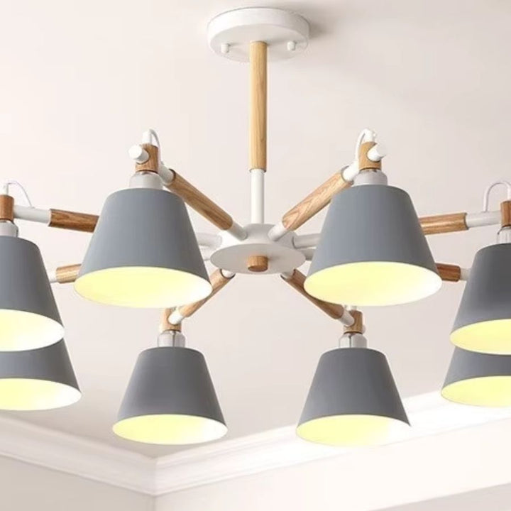Détail du lustre en bois scandinave à abat-jour gris et bras en bois clair, dans un style nordique sobre et chaleureux