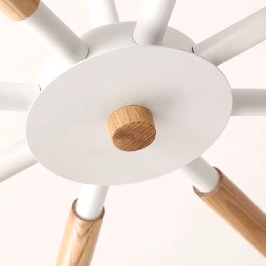 Détail de la structure du lustre en bois au look scandinave mêlant bois clair et métal blanc, au design nordique épuré