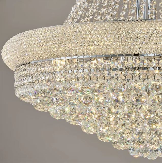 Gros plan sur un lustre en cristal argenté, cascade scintillante au style classique chic et raffiné.