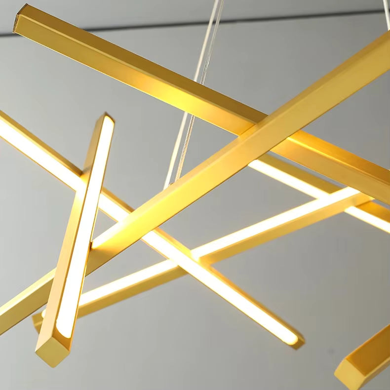 Entrelacement de profilés dorés et de bandes LED lumineuses sur une suspension artistique au style moderne et épuré.