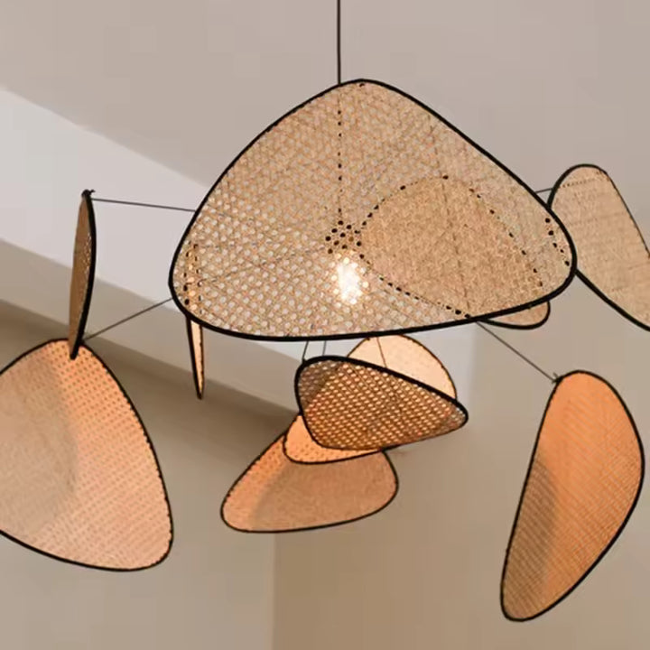 Gros plan sur les pétales en fibres tressées aux contours noirs, avec une lumière chaleureuse au style bohème moderne