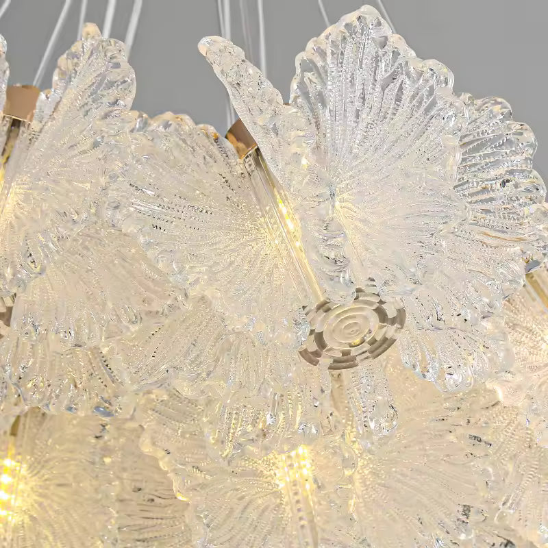 Gros plan sur les pétales transparents sculptés d’un lustre floral, révélant leurs reliefs et leur texture raffinée