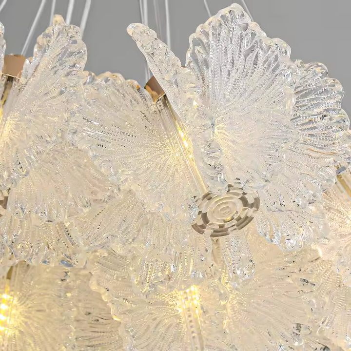 Gros plan sur les pétales transparents sculptés d’un lustre floral, révélant leurs reliefs et leur texture raffinée