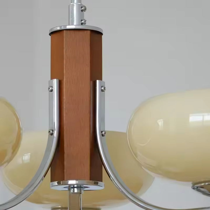 Détail du lustre mid century avec fût central en métal effet bois, bras chromés et abat-jour en verre beige