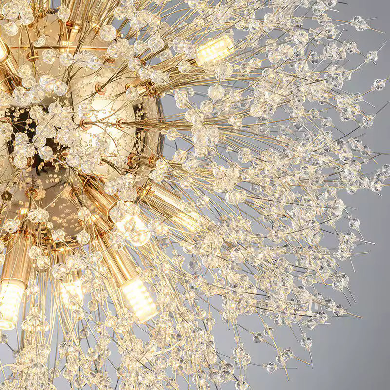 Gros plan sur les perles transparentes effet cristal et les fines branches dorées de ce lustre pissenlit
